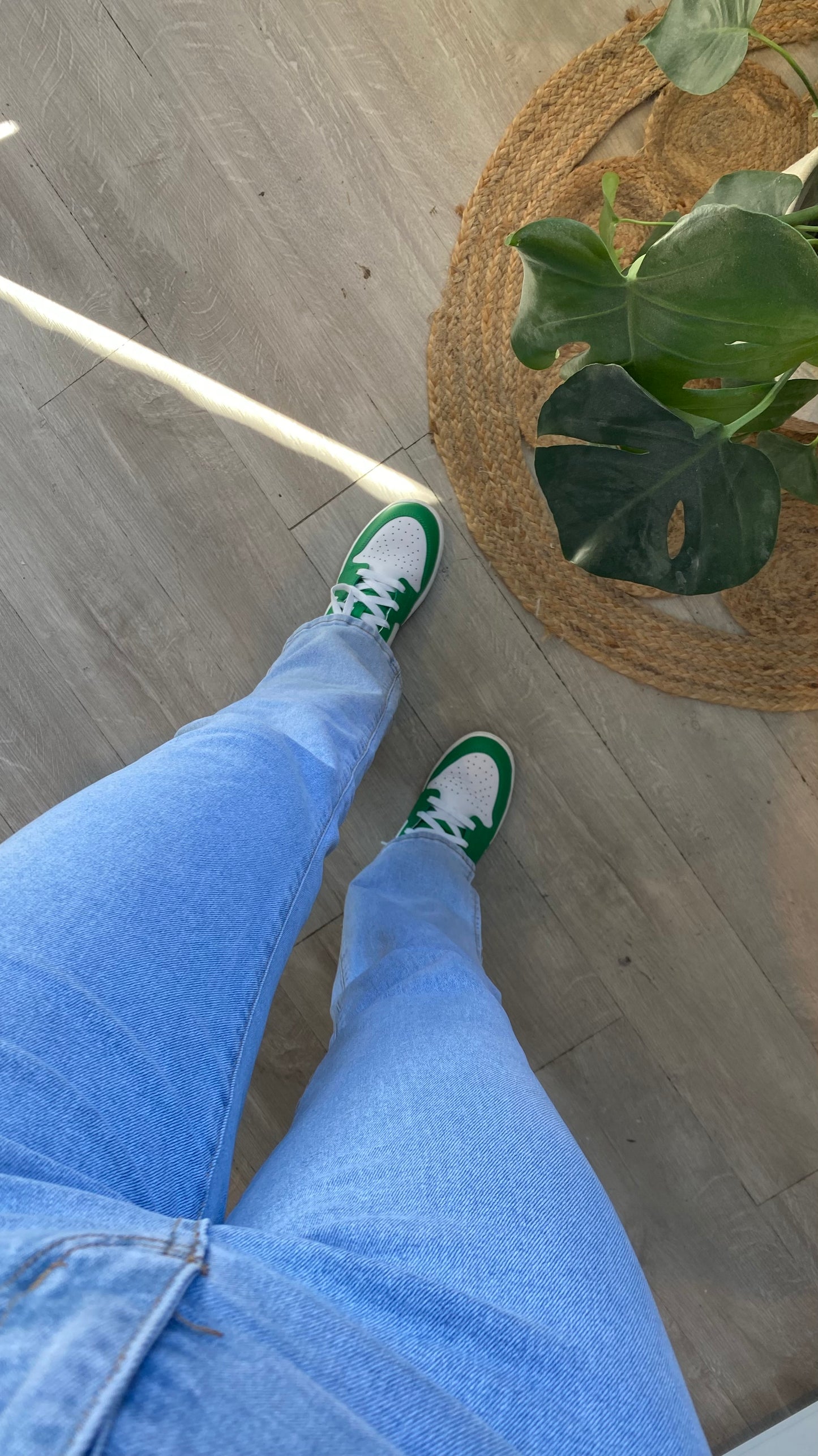 JEANS MET SPLIT ONDER I LICHT BLAUW