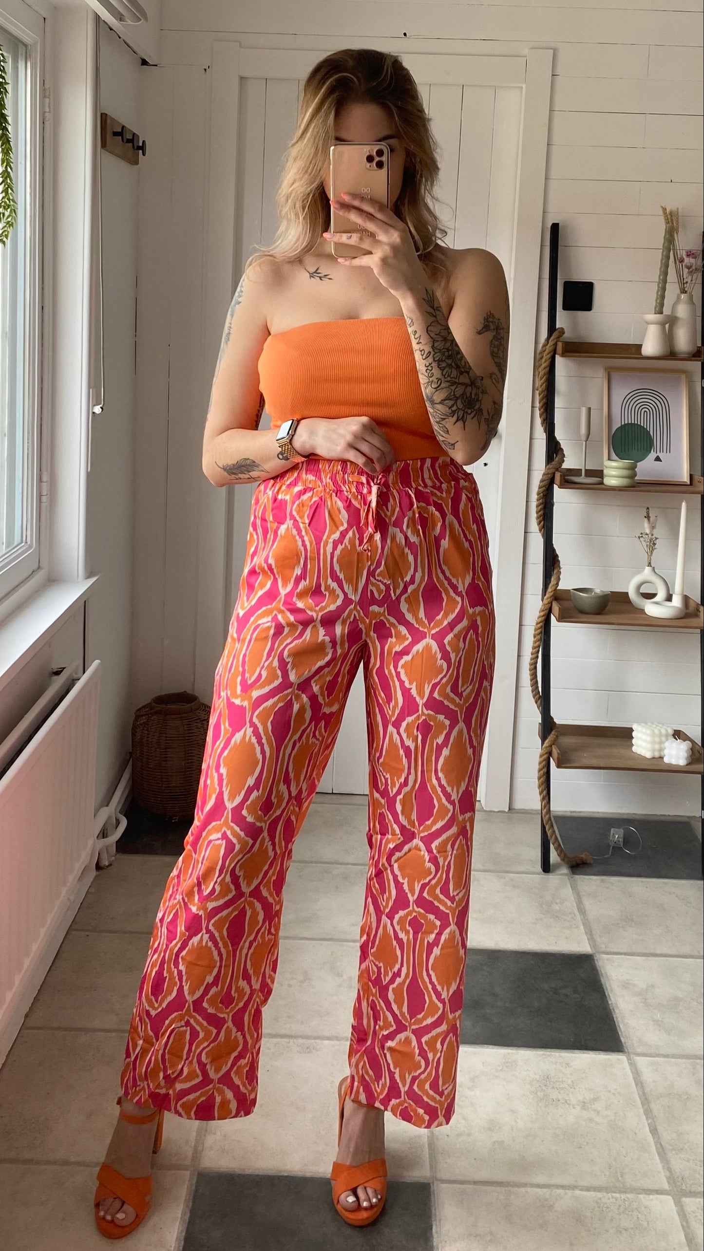 WIJDE BROEK MET PRINT I ORANJE - ROZE