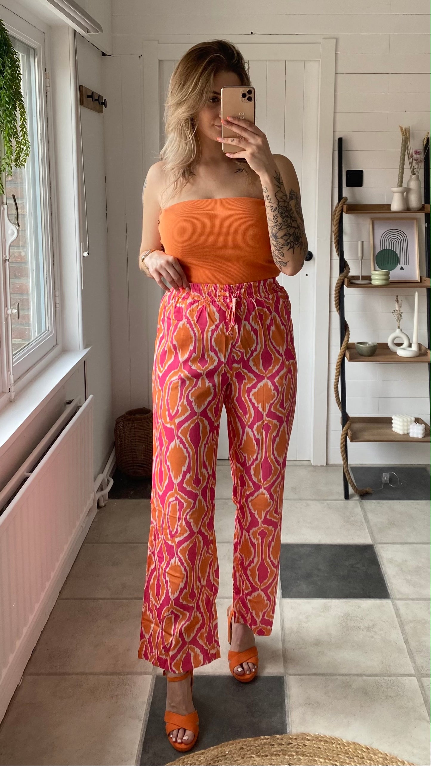 WIJDE BROEK MET PRINT I ORANJE - ROZE