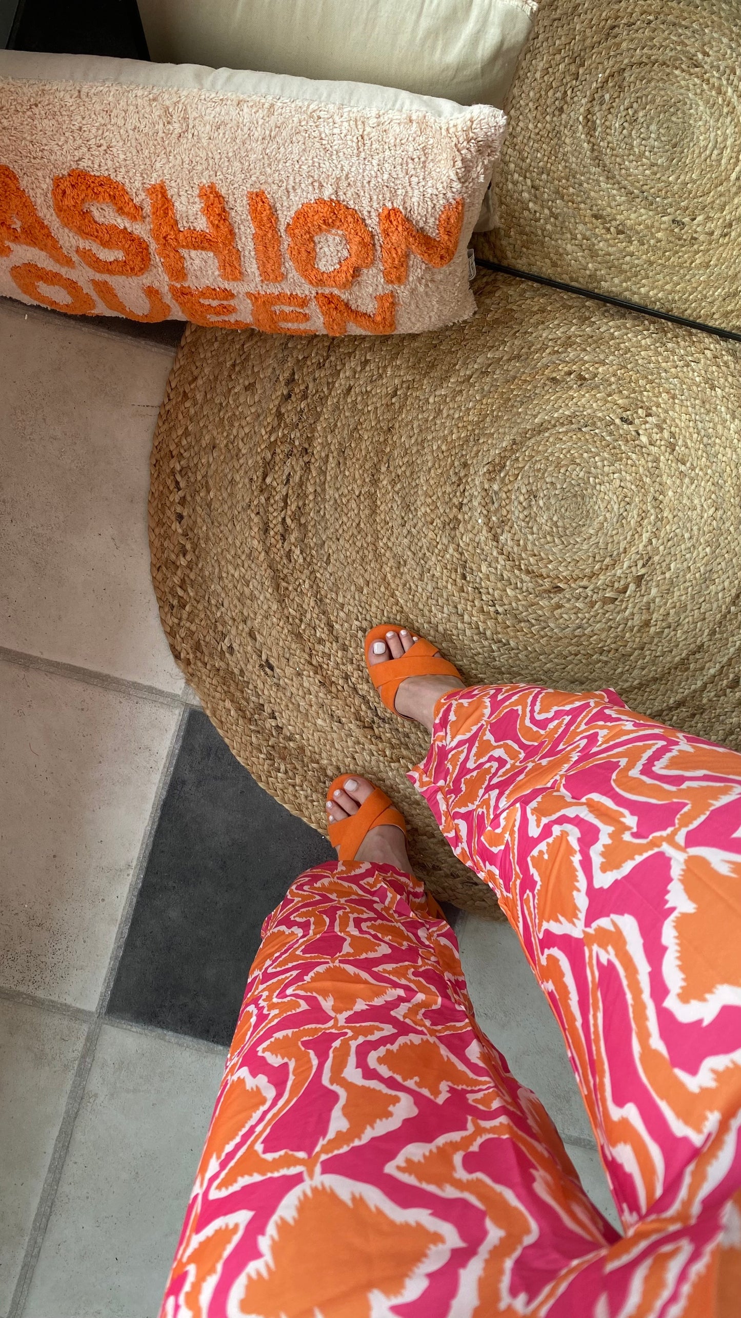 WIJDE BROEK MET PRINT I ORANJE - ROZE